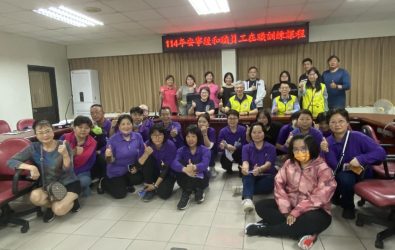 中彰榮家舉辦「安寧緩和在職教育訓練」，藉由創作與心靈交流，幫助學員更深入理解安寧療護的精髓，提高服務住民長輩的專業能力。（記者陳雅芳攝）
