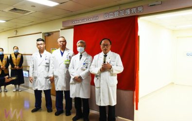 賴寧生院長（右）主持心血管加護病房成立。（圖/大林慈濟醫院提供）