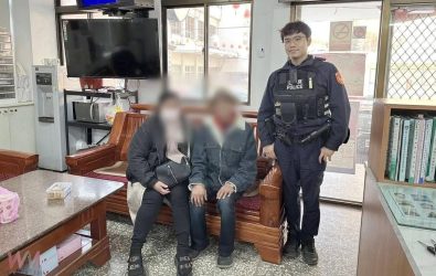 民眾依據老翁手上配戴的手環上刻有聯繫電話，立即通知麥寮分駐所，員警隨即趕往現場，將老翁平安帶回。（圖／記者蘇榮泉翻攝）