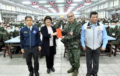 彰化縣長王惠美前往嘉義中坑營區，探視正在接受軍事訓練的縣籍役男，叮囑役男要養成良好的生活習慣，保持身體健康。（彰化縣政府提供）