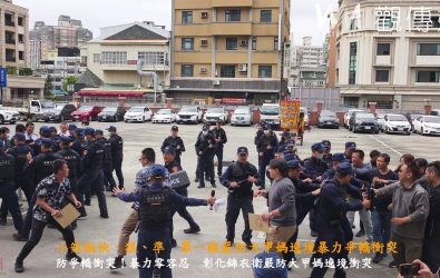 大甲鎮瀾宮媽祖遶境進香活動，為防範爭抬鑾轎引發衝突，彰化縣警察局「機動應變隊」進行實戰演練，展現強大維安戰力。（記者陳雅芳攝）