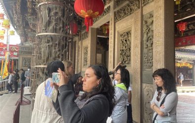 來自德國的知名雜誌記者與法國網紅吉雷米，揪團走訪鹿港和田尾，透過鏡頭和社群，將彰化的美景、美食與文化傳遞到世界各地。（縣政府提供）
