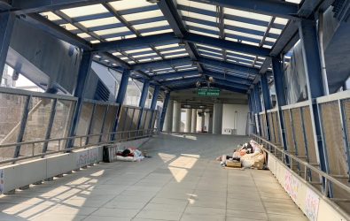 彰化火車站跨站人行陸橋上出現許多街友席地而睡，甚至有街友將所有家當擺放在地上，民眾說，是不是有點誇張？。（記者陳雅芳攝）