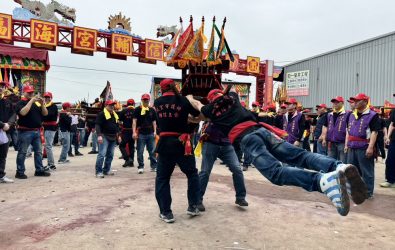 1140405-211竹圍福海宮慶輔信王公聖誕 信眾體驗百年歷史飛輦轎