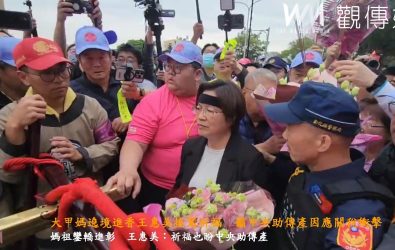 大甲鎮瀾宮媽祖遶境進香活動抵達在大度橋頭，彰化縣長王惠美迎接媽祖聖駕進入彰化縣境，沿途吸引大批信眾夾道膜拜。（記者陳雅芳攝）