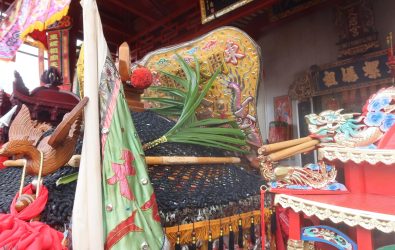 大甲媽祖遶境活動，媽祖鑾駕抵達北斗鎮，東螺媽天后宮安排駕前五色梁傘等 23 支陣頭迎接聖駕，場面熱鬧萬千。（記者陳雅芳攝）