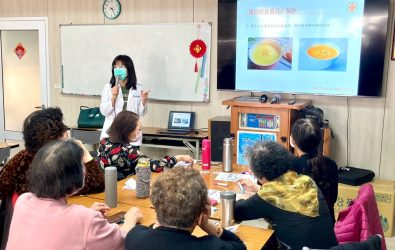 嘉榮推廣長輩「每日早晚一杯奶」，能有效補充鈣質。(圖／嘉榮提供)