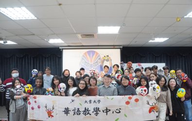 大葉大學華語教學中心舉辦三美文化活動「畫臉譜」，帶領國際學生認識臉譜的象徵意義，感受京劇文化的獨特魅力。（記者陳雅芳攝）