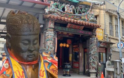 彰化市無底廟鎮南宮土地公神像與川普神韻相似，也有人以為是顏清標塑像，引發熱烈討論。（記者陳雅芳攝）