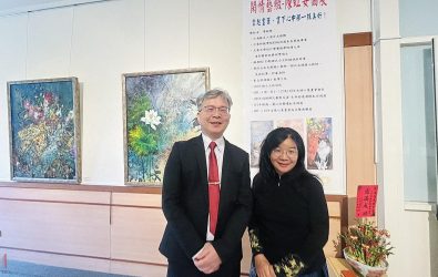 慶祝溪湖高中88周年校慶，校長李明昭邀請退休國小主任陳虹安在圖書館展出精采作品。（圖／記者周厚賢攝）