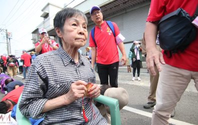 康復的母親手拿金牌親自前往大甲媽經過之處，以跪拜的方式表達無限感恩之情，並敬獻一面金牌，當場叩謝媽祖保佑母親重獲新生。（圖／大甲鎮瀾宮提供）