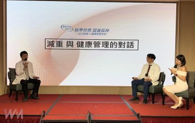 周莒光主任（右二）與蔡坤峰主任（左）領銜聯手推一站式減重服務。（圖/記者陳惲朋攝）