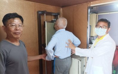 中彰榮家特別協調臺中榮總埔里分院派遣X光巡迴車進駐家區，展開為期兩天的肺結核篩檢服務。（記者陳雅芳攝）