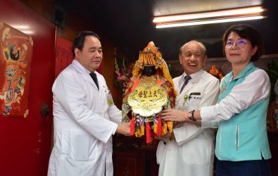 彰濱秀傳紀念醫院舉辦媽祖回鑾謁祖進香活動，白袍醫師抬轎組成護駕團，場面莊嚴又感人。（彰濱秀傳紀念醫院提供）