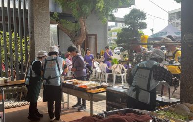每年3月的大甲媽祖遶境回鑾行程進入永靖鄉，頂新和德文教基金會揪團動員，端出素齋、奉茶點、搭棚設站，熱情款待來自四面八方的香客。（記者陳雅芳攝）
