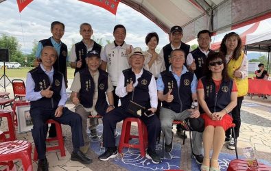 嘉義北回文化藝術基金會林進一董事長（前排中）帶領團隊傳承文化藝術。（圖/記者陳惲朋攝）