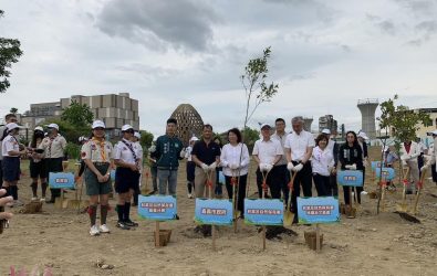 林業及自然保育署張岱副署長、嘉義分署李定忠分署長、林鐵及文資處王照昭堡處長及嘉義市黃敏惠市長等人帶領，一起在林業村種下台灣原生樹種。（圖/記者陳惲朋攝）
