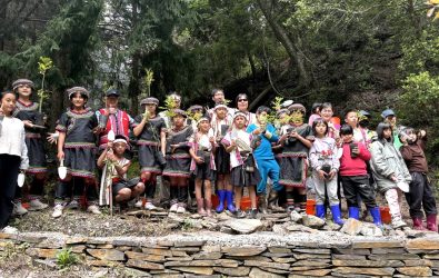 01大家在舊部落遺址週邊種下原生種樹苗.jpg