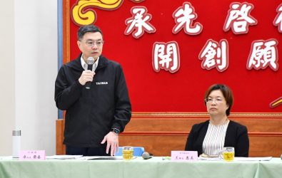 行政院長卓榮泰前往彰濱鹿港產業園區服務中心，與地方產業代表舉行座談，針對當前美方關稅政策的衝擊與產業發展需求進行交流。（彰化縣政府提供）