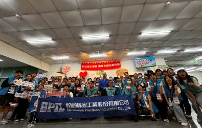 矽品精密工業股份有限公司攜手志工社，走入伯立歐家園，熱心志工與身心障礙員工肩並肩參與手作活動，將關懷化為具體行動。（矽品精密提供）