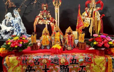 彰化五通宮五顯大帝五位神尊至三昧堂展場看展，後右方為三昧堂為五顯大帝量身打造的精工布袋戲偶。(圖／記者邱嘉琪攝)