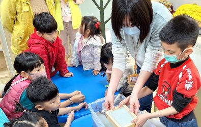 響應422世界地球日，到蘆洲集賢分館借書便可免費體驗手抄紙！