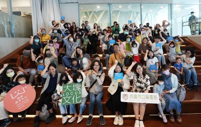 【圖2】繪本作家朱品璇、高市圖李金鴦館長於新書分享會與大小讀者們合照，留下美好的_