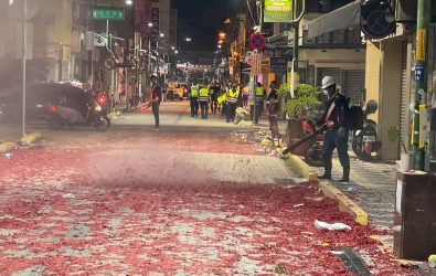 大甲媽祖9天8夜遶境進香回鑾隊伍在彰化市留下大量垃圾與鞭炮屑，今年垃圾量比去年高出1000多公斤，引起市民熱議。（彰化市清潔隊提供）