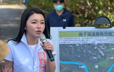 立法委員張嘉郡今（14）日前往雲林縣斗南鎮實地會勘崙子溪沿線的「溫厝角堤段改善工程」與「行長橋改善工程」。（圖／記者蘇榮泉攝）