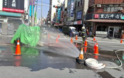 彰化市中正路二段與華山路交叉口因施工不慎挖斷地下瓦斯管線，導致現場瀰漫濃烈瓦斯味，消防單位佈署水線進行灑水防護，以防不慎引發火勢。（消防局提供）