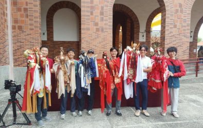 韓國EBS電視台拍攝人員現場操作三昧堂本尊戲偶。(圖／記者邱嘉琪攝)