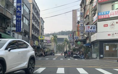 彰化市公所規劃在實踐路與進德路兩處增設人行道，卻因實踐路店家多數反彈、進德路屢次流標而進度受阻。（記者陳雅芳攝）
