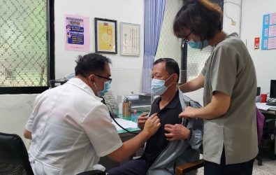 中彰榮家辦理長輩健康檢查，提供專業的健康檢測服務，確保住民的身心健康獲得良好照護。（記者陳雅芳攝）