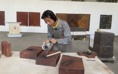 陶藝家陳正勳榮獲「2025臺灣陶藝獎」卓越貢獻獎，他把彰化溪州的土壤，燒成世界看見的藝術語言。（彰化縣文化局提供）