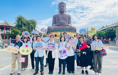 彰化縣政府邀請日本旅遊業者與網紅深入彰化，從扇形車庫的火車記憶、卦山村的手作工藝，到鹿港老街的歷史巷弄。（彰化縣政府提供）