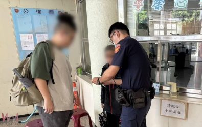 郵局營業時間內，當時女子表示要一次性提領50萬元現金，隨即聯繫臺西派出所請求支援。（圖／記者蘇榮泉翻攝）