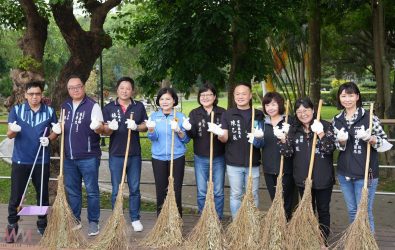縣長張麗善親自率領水環境巡守隊、企業、社區、民眾及親子家庭等160多人共同參與，展現全民守護環境的行動力。（圖／記者蘇榮泉攝）