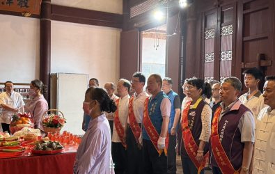和美鎮公所在和美道東書院舉辦「考生祈福暨國樂詩歌演藝活動」，和美鎮長林庚壬帶領考生進行古禮祈福儀式，期望考生在考場上能順心如意。（和美鎮公所提供）