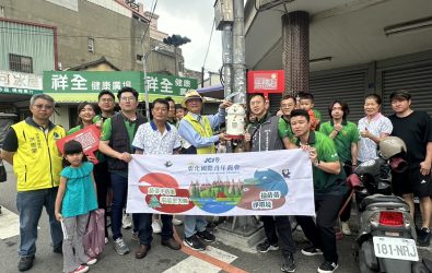彰化國際青年商會攜手彰化市公所舉辦「撿菸蒂，淨環境」活動，號召民眾走上街頭，共同撿拾菸蒂。（彰化市公所提供）