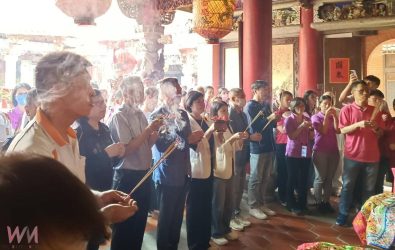 雲林縣議會議長黃凱和縣長張麗善率領副縣長謝淑亞、立法委員張嘉郡、丁學忠等，向媽祖獻壽祈福，場面莊嚴溫馨。（圖／記者蘇榮泉攝）