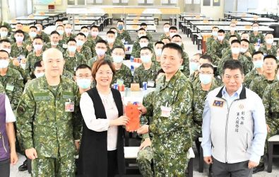 彰化縣長王惠美前往嘉義中庄營區，探視正在接受軍事訓練的彰化縣籍子弟兵。（彰化縣政府提供）