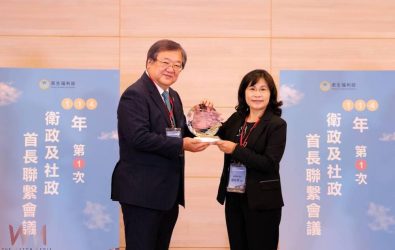 衛生福利部衛社政首長會議中，趙紋華局長（右）親自接受公開頒獎。（圖/嘉義縣政府提供）