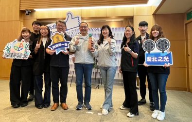 「2023府中奇幻城系列活動」獲得第七屆華文公關獎「公眾溝通公關獎」金獎，今日由經發局長盛筱蓉(右四)於市政會議中獻獎，與市長侯友宜(中)分享這份殊榮