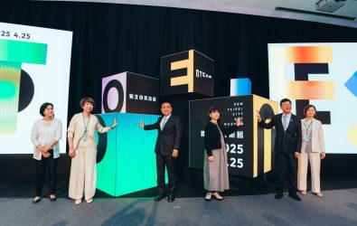 新北市長侯友宜(左三)、文化部政務次長李靜慧(右三)與新北市美術館董事長劉和然(右二)、新北市副秘書長龔雅雯(左二)、新北市文化局局長張䕒育(右一)、新北市美術館館長賴香伶(左一)，共同啟動開館儀式。