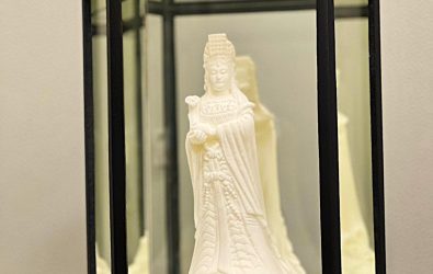 由北港朝天宮加持贊助的五座「白玉媽祖像」公開抽獎，象徵神明庇佑、守護家園。（圖／記者蘇榮泉翻攝）