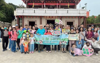 彰化郵局在彰化市桃源里森林步道舉辦淨山活動，大家拿起夾子、提袋，沿著蜿蜒步道撿拾散落的垃圾。（彰化郵局提供）