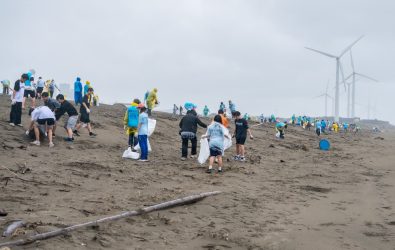1140426-221 桃園觀音草漯沙丘千人冒雨淨灘。