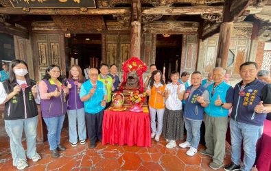 彰化縣龍舟委員會與鹿港龍山寺率先在龍山寺舉行「迎龍王出殿」儀式，揭開「2025鹿港慶端陽系列活動」的序幕。（彰化文化局提供）