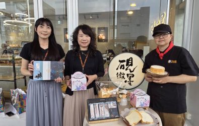 「硯微墨」推母親節烘焙限定，圖由左至右為總經理室助理邱筠軒、老楊食品新事業發展中心協理張釋予、主廚林秀娟。(圖／記者邱嘉琪攝)