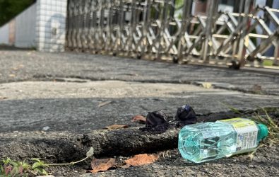事發現場的柏油人行道隆起約五至六公分，明顯與周圍地面高低不一，形成極大的絆倒風險。（圖／記者蘇榮泉翻攝）